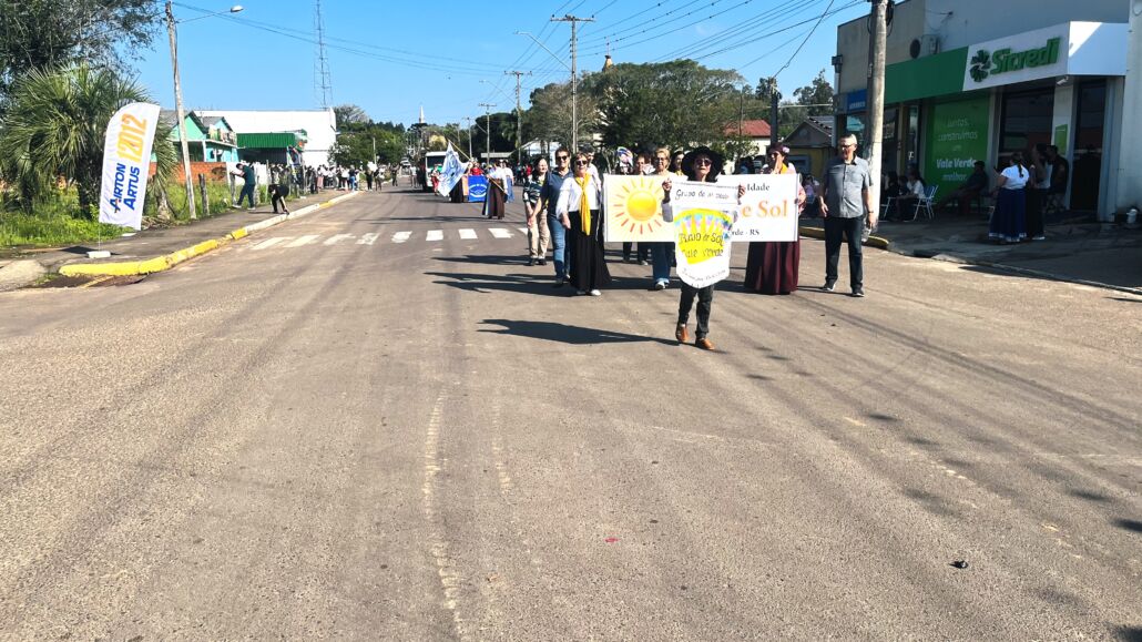 Desfile Farroupilha reúne grande público no centro de Vale Verde