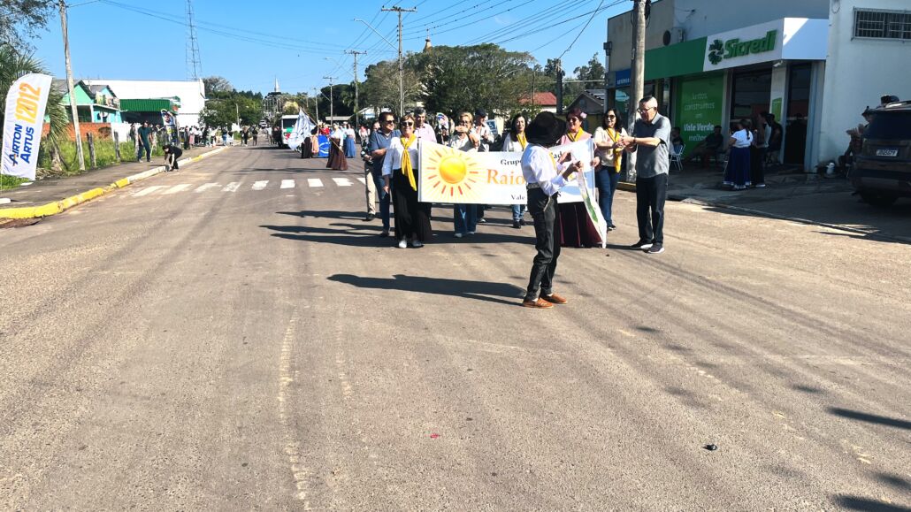 Desfile Farroupilha reúne grande público no centro de Vale Verde