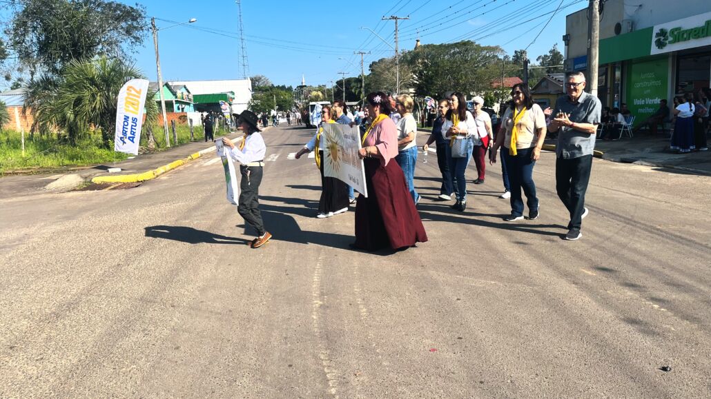 Desfile Farroupilha reúne grande público no centro de Vale Verde
