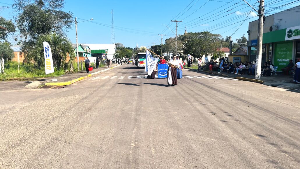 Desfile Farroupilha reúne grande público no centro de Vale Verde