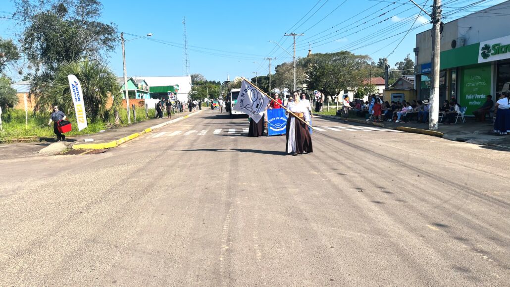 Desfile Farroupilha reúne grande público no centro de Vale Verde