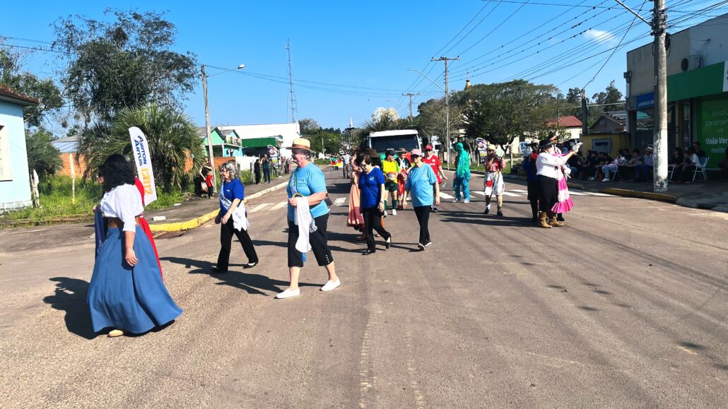 Desfile Farroupilha reúne grande público no centro de Vale Verde