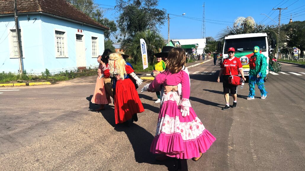 Desfile Farroupilha reúne grande público no centro de Vale Verde