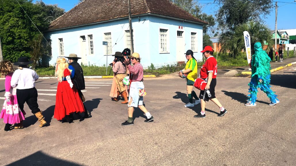 Desfile Farroupilha reúne grande público no centro de Vale Verde