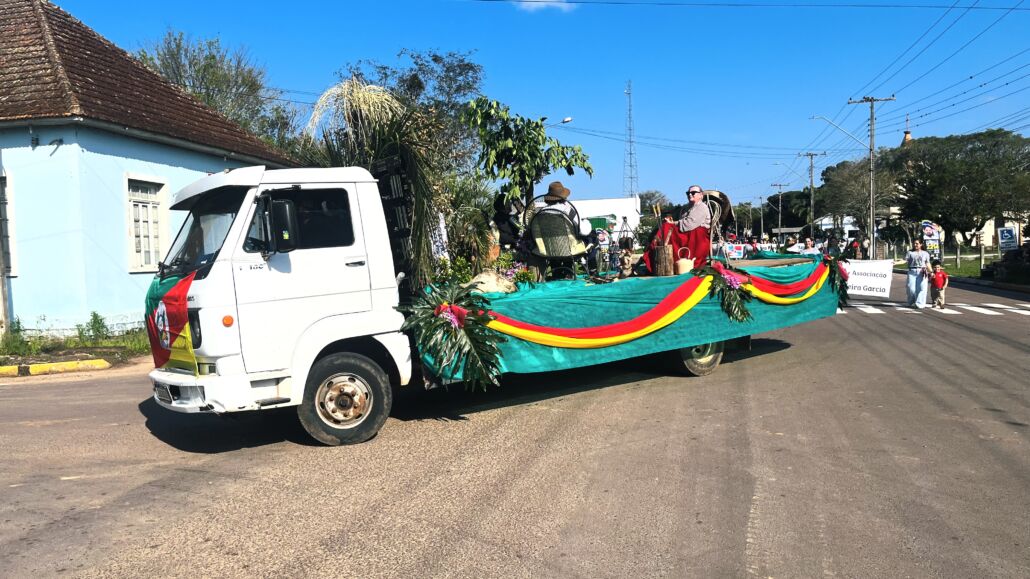 Desfile Farroupilha reúne grande público no centro de Vale Verde