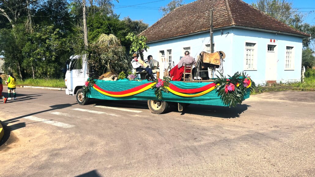 Desfile Farroupilha reúne grande público no centro de Vale Verde