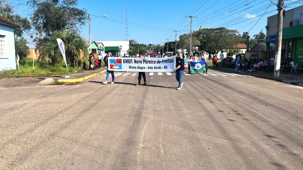 Desfile Farroupilha reúne grande público no centro de Vale Verde