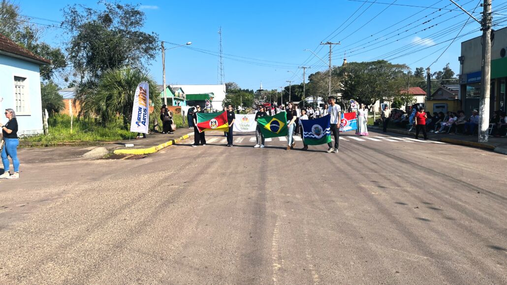 Desfile Farroupilha reúne grande público no centro de Vale Verde