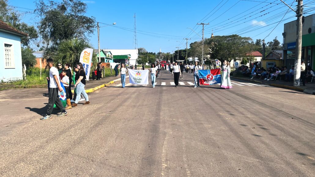 Desfile Farroupilha reúne grande público no centro de Vale Verde
