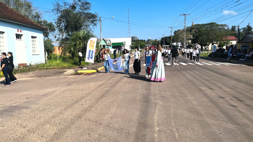 Desfile Farroupilha reúne grande público no centro de Vale Verde