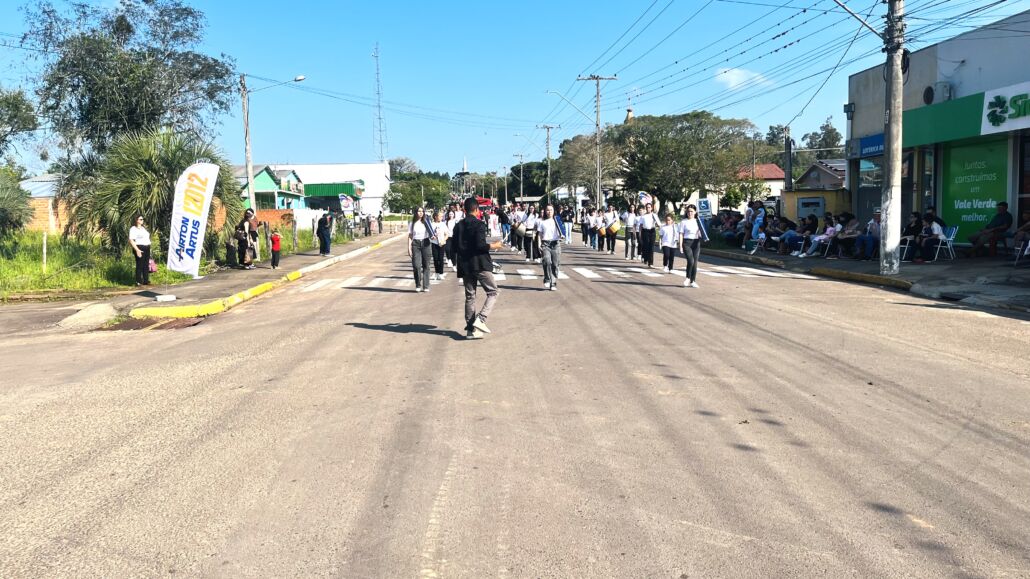 Desfile Farroupilha reúne grande público no centro de Vale Verde