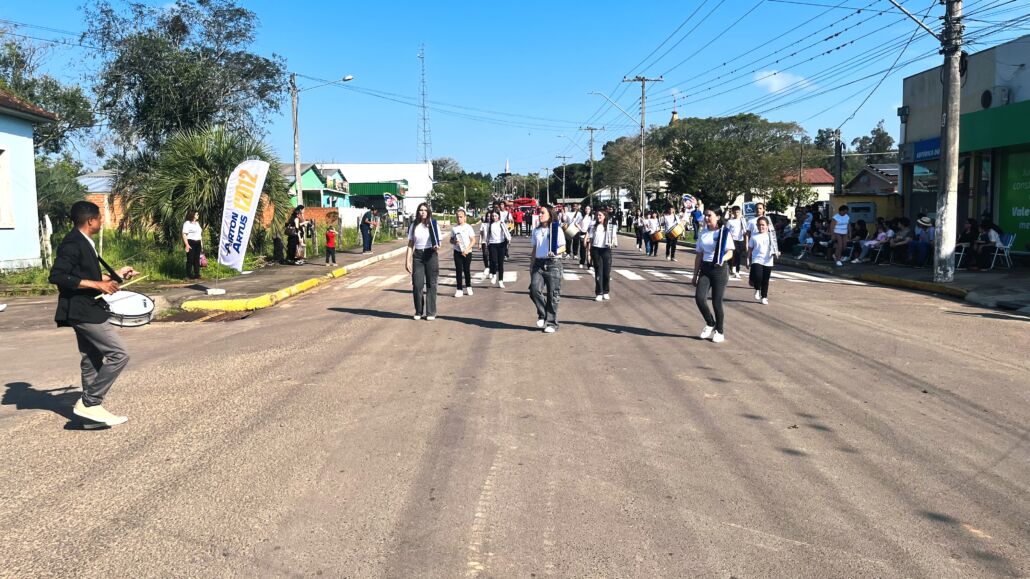 Desfile Farroupilha reúne grande público no centro de Vale Verde
