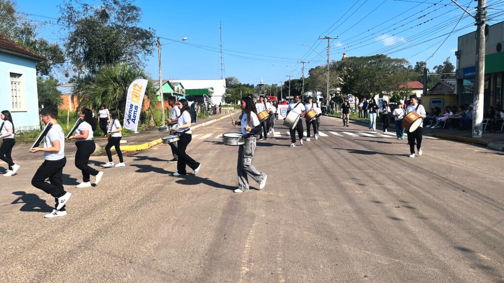 Desfile Farroupilha reúne grande público no centro de Vale Verde