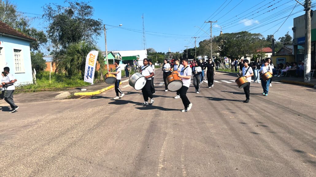 Desfile Farroupilha reúne grande público no centro de Vale Verde