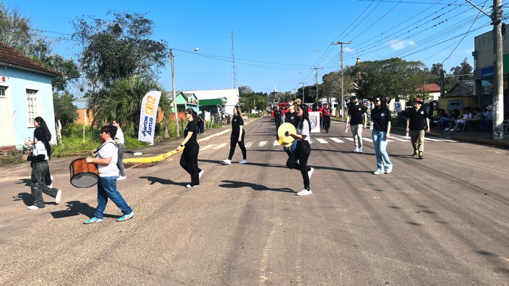 Desfile Farroupilha reúne grande público no centro de Vale Verde