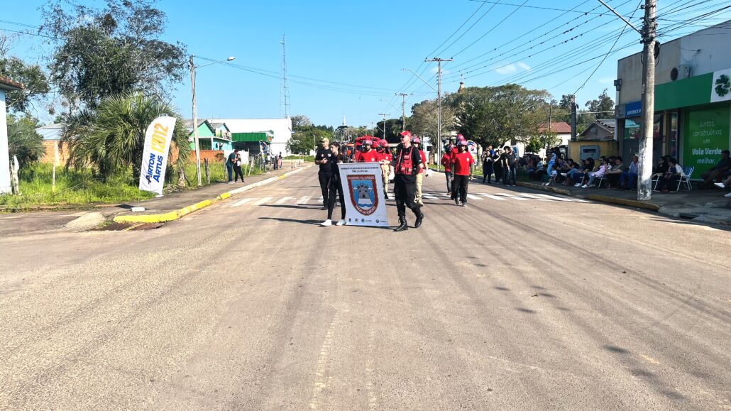 Desfile Farroupilha reúne grande público no centro de Vale Verde