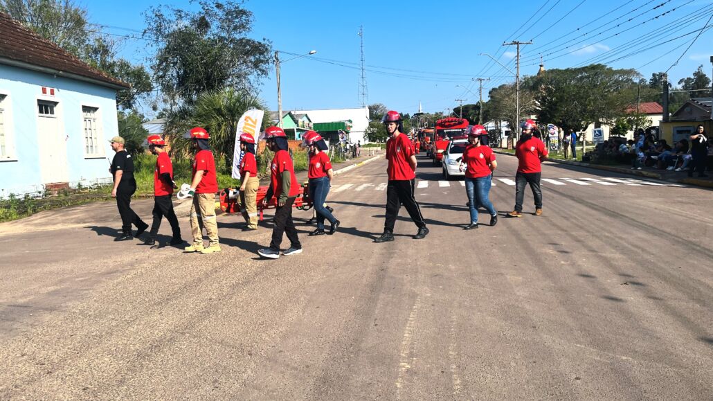 Desfile Farroupilha reúne grande público no centro de Vale Verde