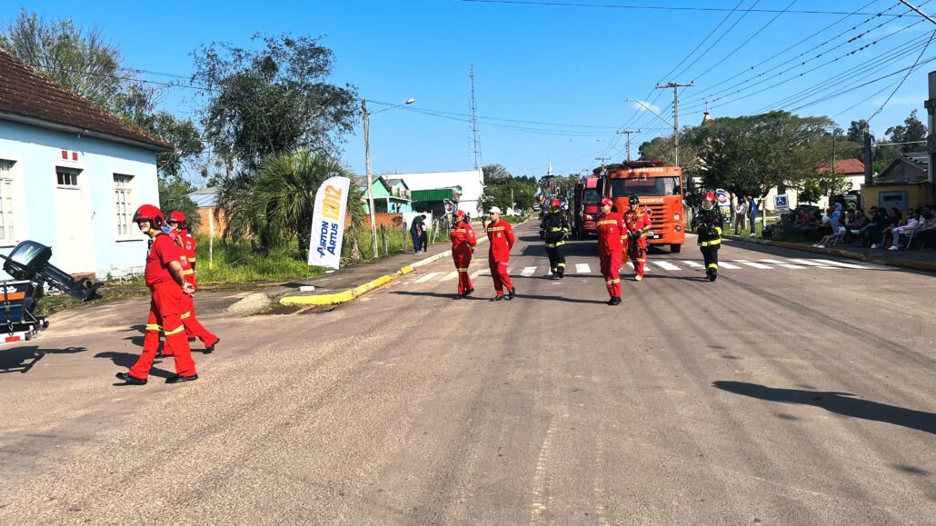 Desfile Farroupilha reúne grande público no centro de Vale Verde