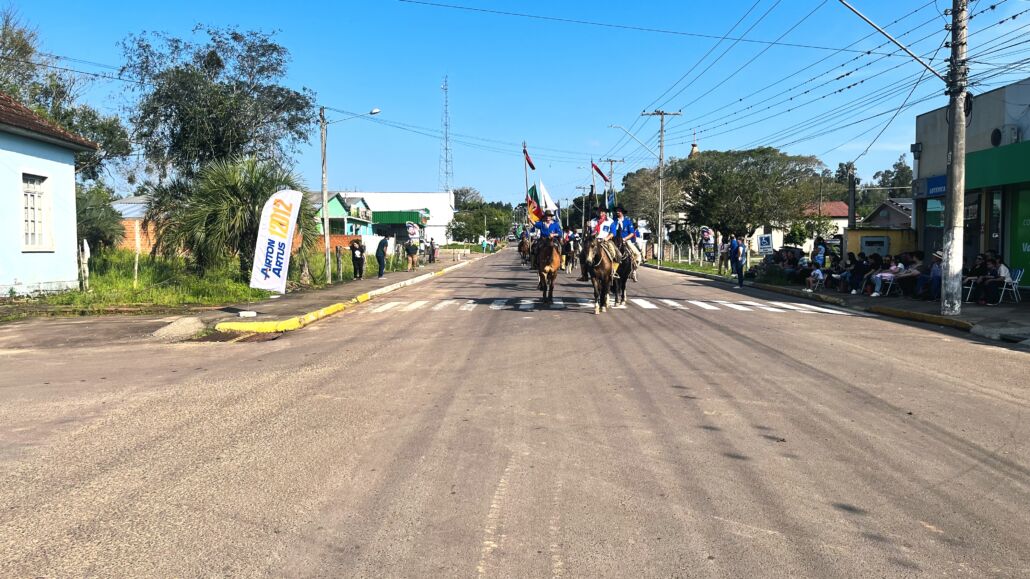Desfile Farroupilha reúne grande público no centro de Vale Verde