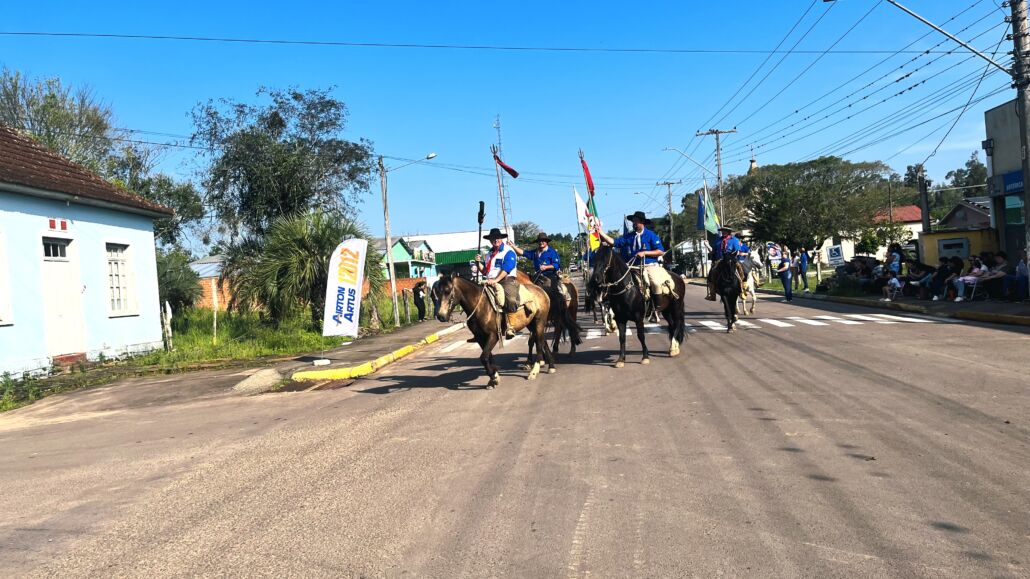 Desfile Farroupilha reúne grande público no centro de Vale Verde
