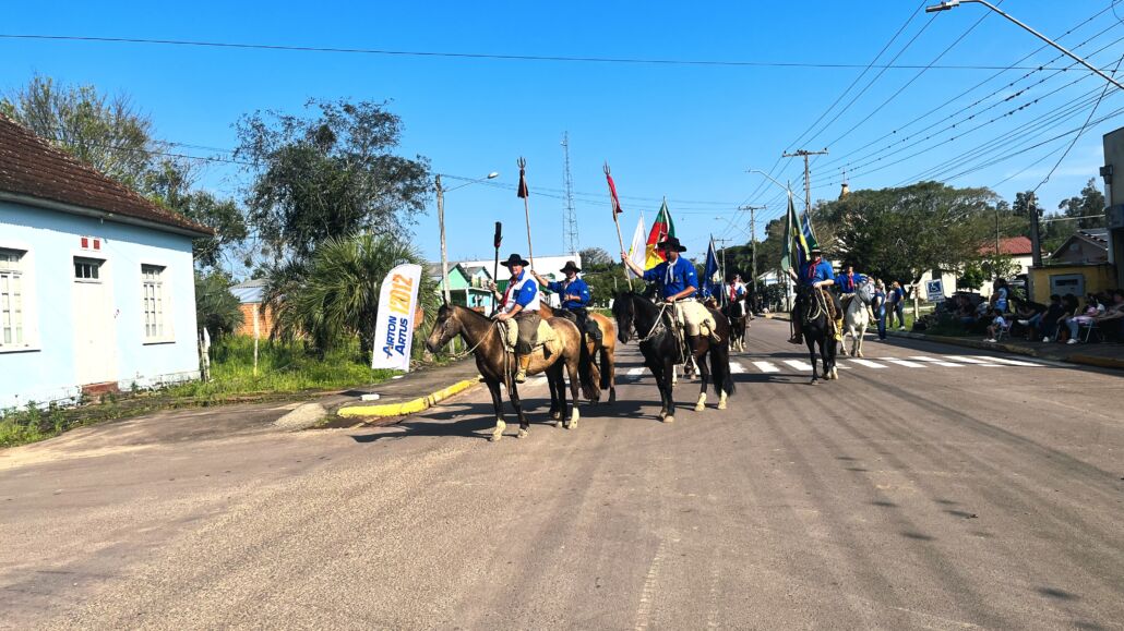 Desfile Farroupilha reúne grande público no centro de Vale Verde