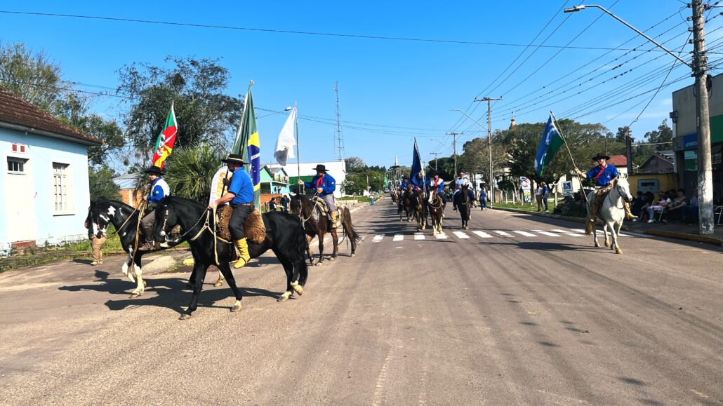 Desfile Farroupilha reúne grande público no centro de Vale Verde