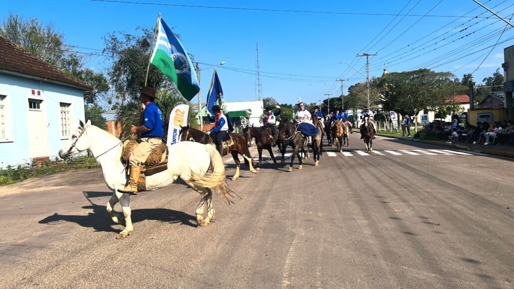Desfile Farroupilha reúne grande público no centro de Vale Verde
