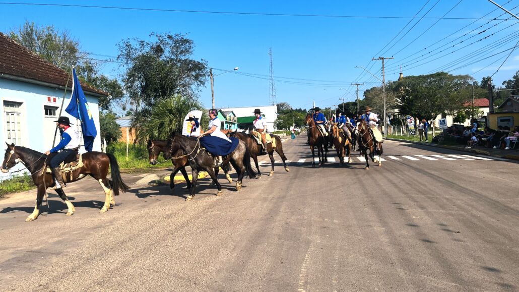 Desfile Farroupilha reúne grande público no centro de Vale Verde