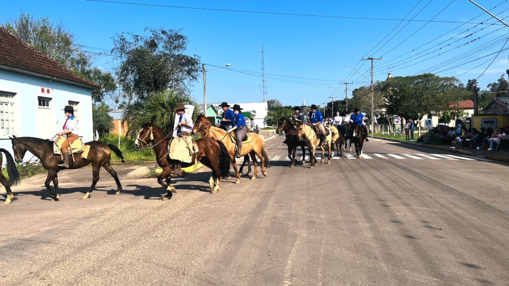 Desfile Farroupilha reúne grande público no centro de Vale Verde
