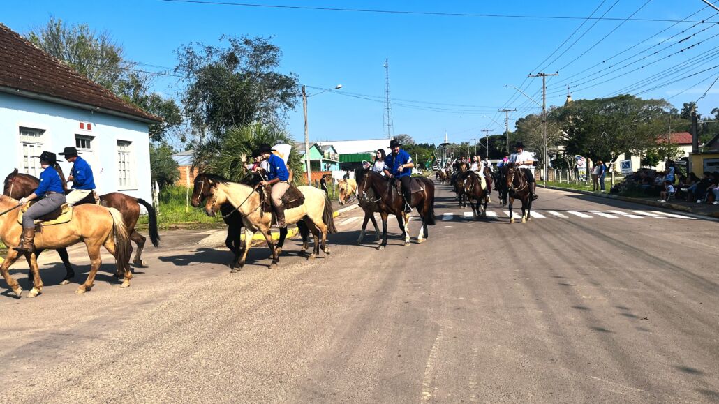Desfile Farroupilha reúne grande público no centro de Vale Verde