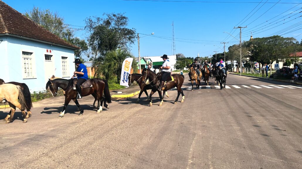 Desfile Farroupilha reúne grande público no centro de Vale Verde