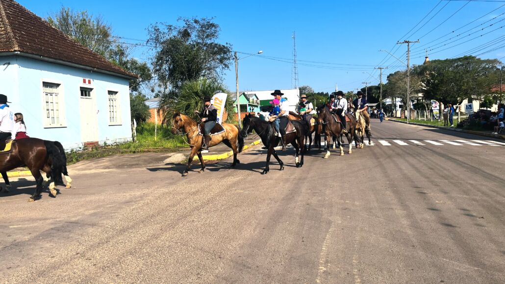 Desfile Farroupilha reúne grande público no centro de Vale Verde