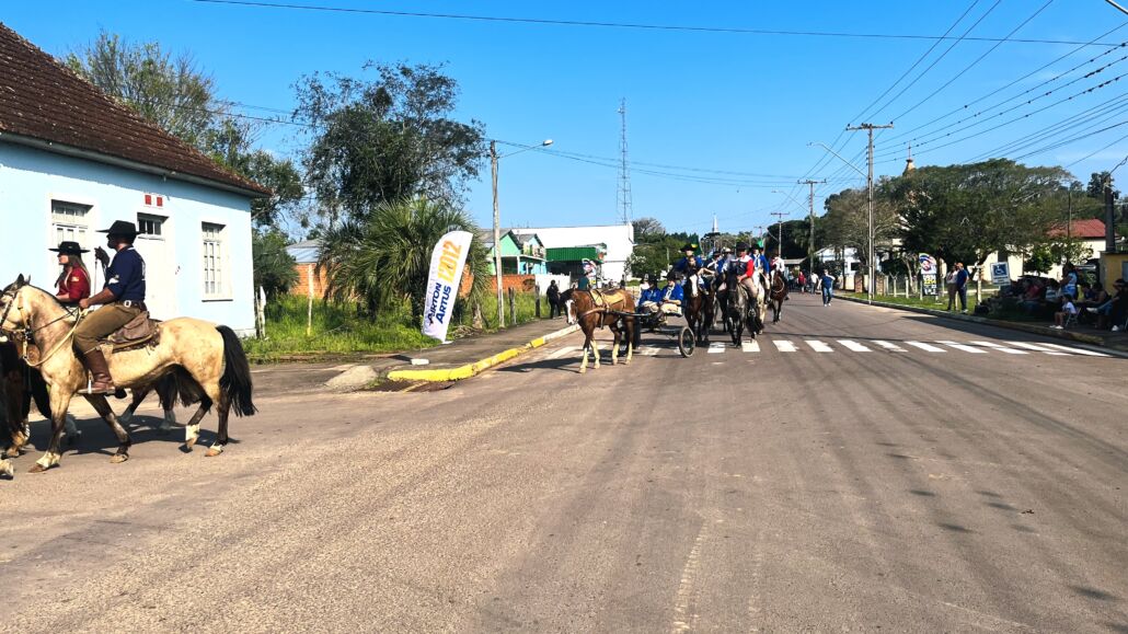 Desfile Farroupilha reúne grande público no centro de Vale Verde