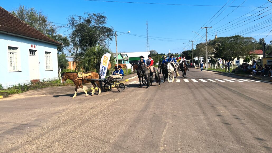 Desfile Farroupilha reúne grande público no centro de Vale Verde