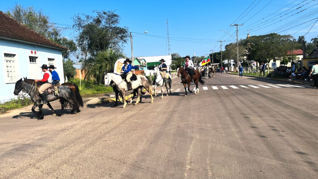 Desfile Farroupilha reúne grande público no centro de Vale Verde