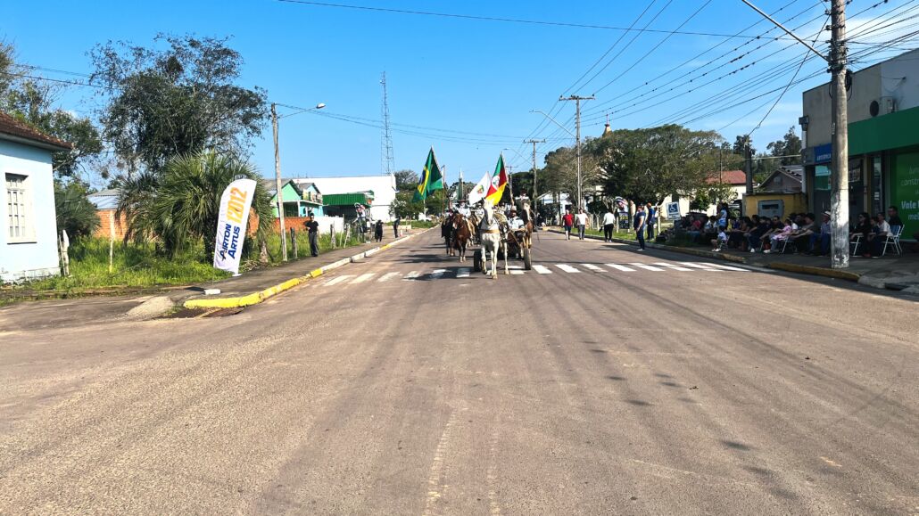Desfile Farroupilha reúne grande público no centro de Vale Verde