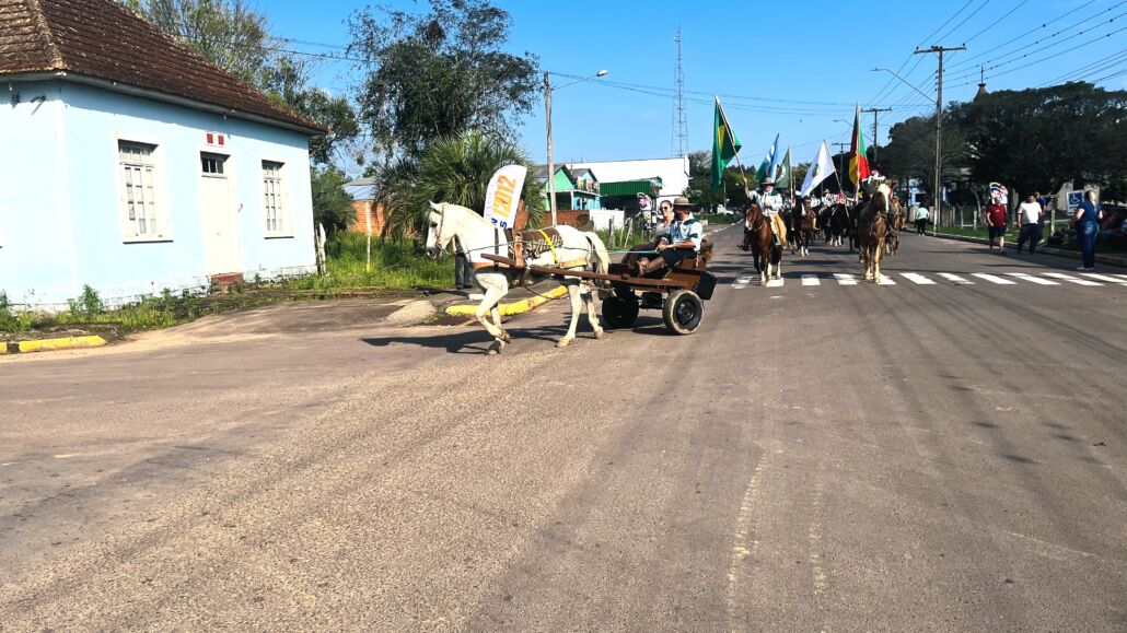 Desfile Farroupilha reúne grande público no centro de Vale Verde