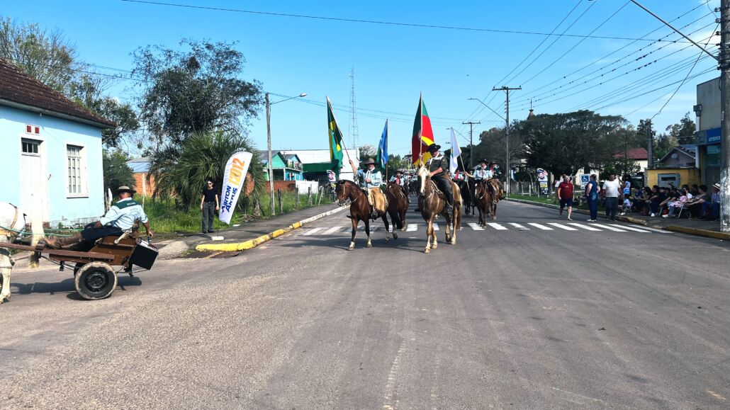 Desfile Farroupilha reúne grande público no centro de Vale Verde