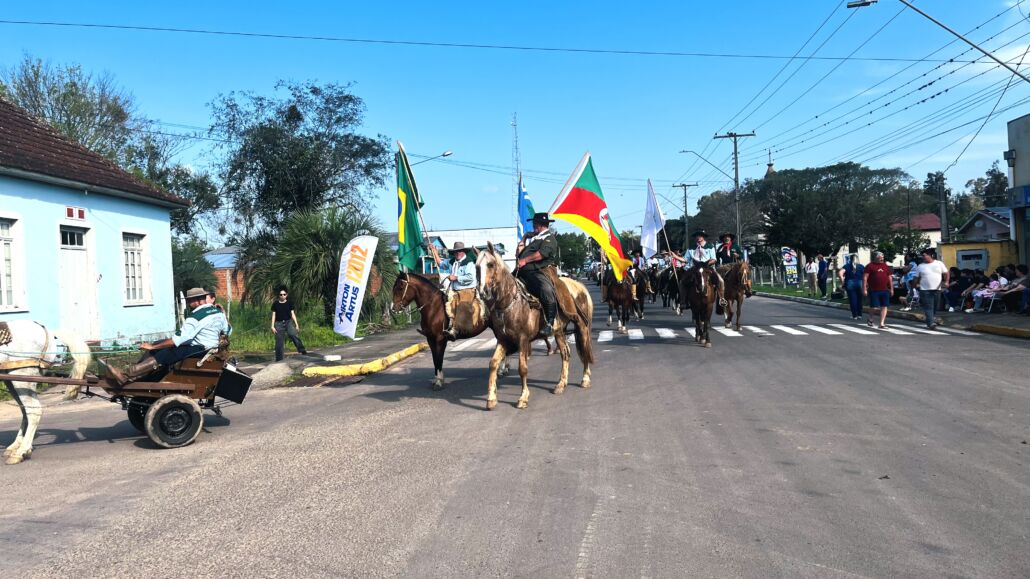 Desfile Farroupilha reúne grande público no centro de Vale Verde