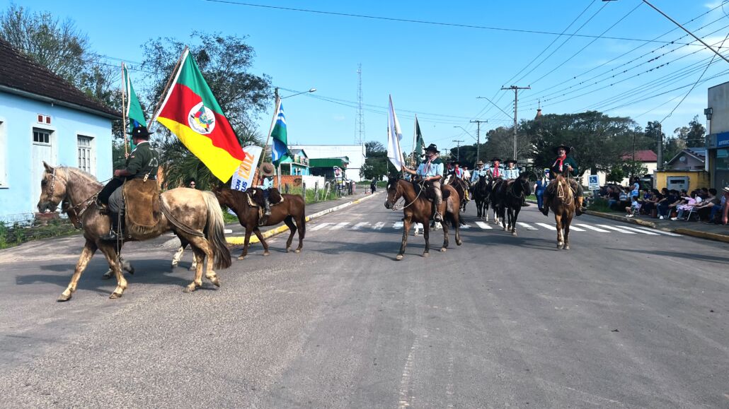 Desfile Farroupilha reúne grande público no centro de Vale Verde