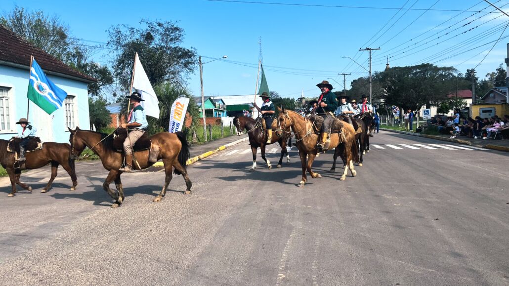 Desfile Farroupilha reúne grande público no centro de Vale Verde