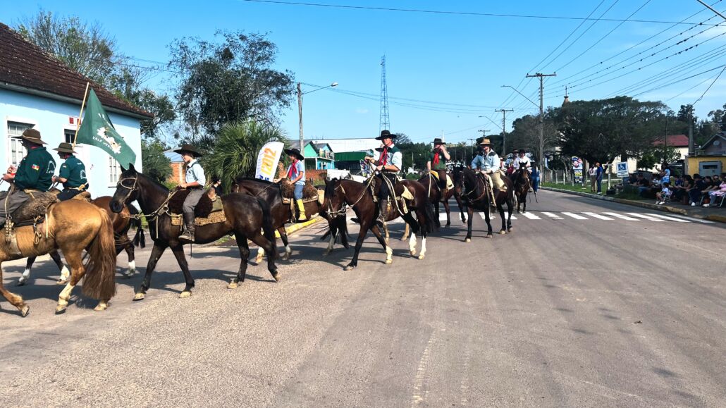 Desfile Farroupilha reúne grande público no centro de Vale Verde