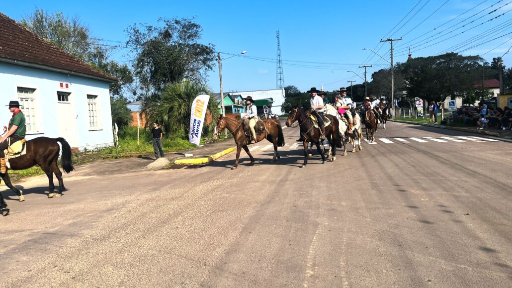 Desfile Farroupilha reúne grande público no centro de Vale Verde