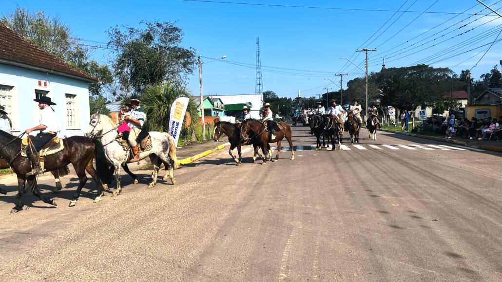 Desfile Farroupilha reúne grande público no centro de Vale Verde