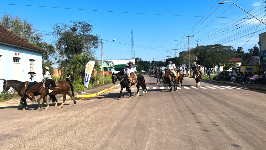 Desfile Farroupilha reúne grande público no centro de Vale Verde