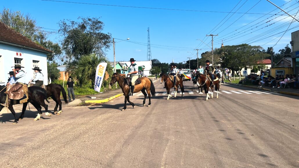 Desfile Farroupilha reúne grande público no centro de Vale Verde
