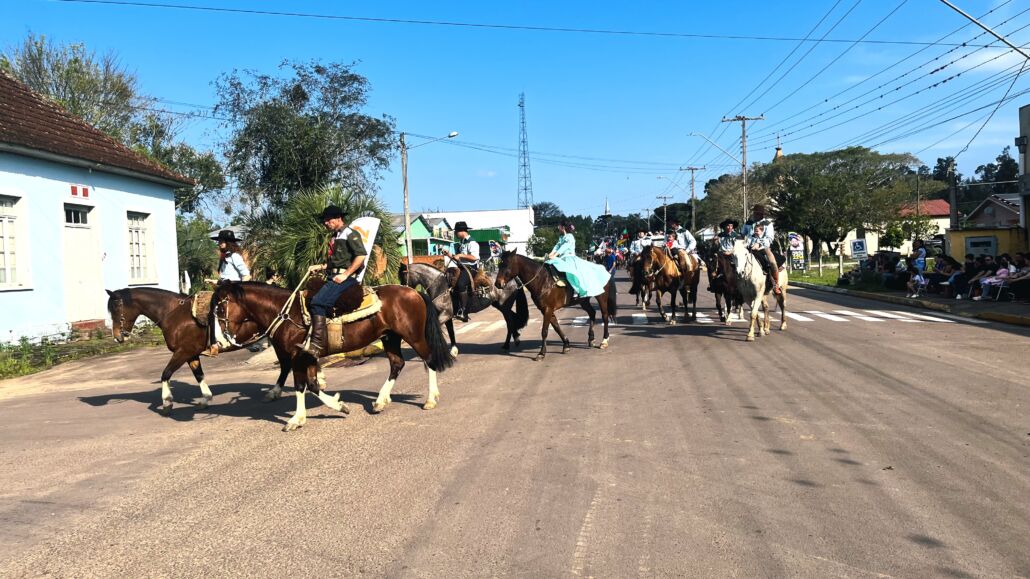 Desfile Farroupilha reúne grande público no centro de Vale Verde