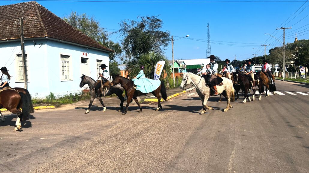 Desfile Farroupilha reúne grande público no centro de Vale Verde