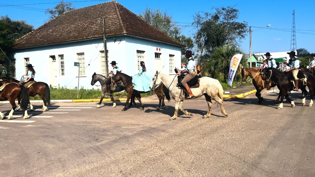 Desfile Farroupilha reúne grande público no centro de Vale Verde