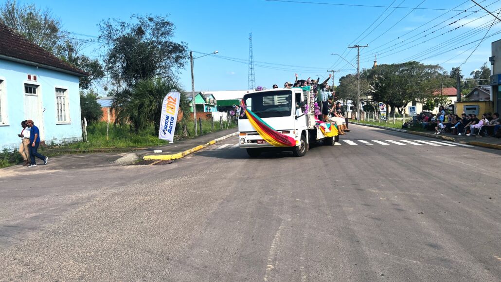Desfile Farroupilha reúne grande público no centro de Vale Verde